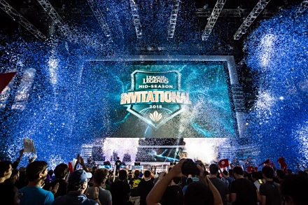 T1战队勇夺S15全球总决赛召唤师奖杯，Faker四冠加冕英雄联盟电竞新传奇